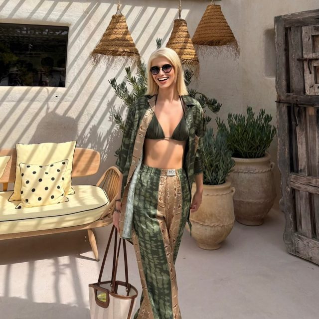 Our Lizard Set in a smaller size fits like a dream on @pollykiller — the perfect look for a carefree beach day 🌿 Unisex by design. Effortless in feel. #leisurewearforall #unisexstyle #beachvibes #lizardset #slowfashion